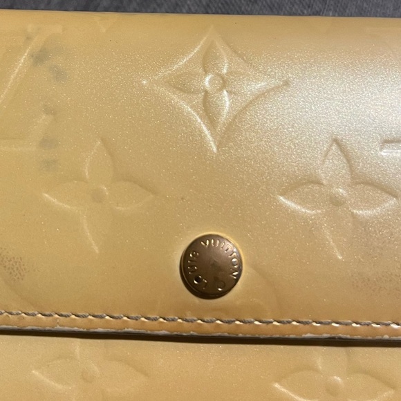 Authentic Louis Vuitton Noisette Monogram Vernis Sarah Wallet - Picture 8 of 16